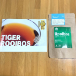 オーガニック生葉　ルイボスティーペットボトル用ティーバッグいつもお湯を沸かして飲むタイプを愛飲してるのですが、こちらは所謂水出しルイボスティー！ペットボトルの口に引っ掛けて放置しておく&hellip;のInstagram画像