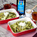 ＊丁度、庭のバジルがいい具合なのでジェノベーゼソースを作ってパスタと合わせてみました。今日は、冷凍庫で余っていた「おつまみピスタチオ」を美味しく処分(笑)しようかと。我が家では「松の実(&larr;高い&hellip;のInstagram画像