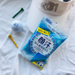 ⛳️ゴルフポーチの新入りアイテム🎊『顔汗対策のフェイスシート』です！デイジーパッケージがかわいい💕このシートのスゴイ点は、、ひんやり感がすごーーーーく続く！🐬🏖🍉🍧🎐❄&hellip;のInstagram画像