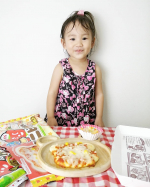 便利で可愛い冷凍食品発見！👀それがこちらのくまピザと海老グラタン💗くまピザはくまの形でめちゃくちゃ可愛くない？🥺✨✨✨✨しかも紙には見にゲーム付き！2歳後半から3歳&hellip;のInstagram画像