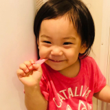 歯磨きを笑顔でしてます