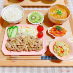 ✩࿐⋆*𝕋𝕠𝕕𝕒𝕪'𝕤 𝕕𝕚𝕟𝕟𝕖𝕣 ☽⋆゜︙｡.୨୧⌒⌒⌒⌒⌒⌒⌒⌒⌒⌒⌒⌒⌒⌒⌒୨୧.｡❁豚の生姜焼き❁付け合わせサラダ❁バジルポテトサラダ❁にんじんと明太子の和風きん&hellip;のInstagram画像