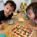 幼稚園で敬老の日のハガキを作ってきたので、そこに先日作成したみんなのシールを貼ったよ🤗2人ともこれ貼るー！って楽しんで貼りました🙂自作ハガキに加えて写真シールも貼っておじいちゃんおばあちゃ&hellip;のInstagram画像