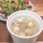 のどぐろスープ美味しすぎるー、しっかりお塩効いてるタイプだから他に調味料なしの簡単アレンジが可能。だしパック色々あるけどのどぐろ入りは初体験、濃厚な旨味と香ばしさの特別感あるお味で身を食べてるわけじ&hellip;のInstagram画像