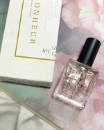 🌹#botanicfolk #フレグランスエビエール 15mlNo 1 BONHEUR 「幸せ」&yen;3,190(税込)香りで気持ちを整えてくれるような「お守り」があったら。 &hellip;のInstagram画像