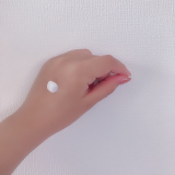 普段使用しているハンドクリームをぬっている様子