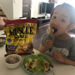 連休の手抜きしたいおうちランチにも😆👌しっかり食べてタンパク質1.5倍、糖質とカロリー50%オフ☺️娘も喜んで食べてくれるマッスルギョーザ🥟🥟皮には小麦ふすま使用、さっぱりとした青紫蘇風味で美&hellip;のInstagram画像