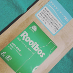 ペットボトル用の水だしルイボスティー🍵..ペットボトルに入れてちょっと上の方折って蓋でキュッとしめたらあとは待つだけ👌&hearts;️.水だしって出るの遅いイメージで心配してたんだけど思ったより早&hellip;のInstagram画像