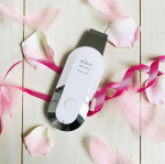 いつものスキンケアに加えて、透明感ある素肌をめざそうと思い、使い始めた毛穴美顔器。これは、洗浄機能に特化したウォーターピーリング美顔器で、普段の洗顔やクレンジングで落ちにくい毛穴や古い角質をアクアミニ&hellip;のInstagram画像