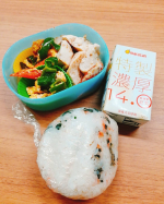 いつかのランチ🍙いつもは🍙(特大)のみな雑メシを食していますが、最近スタミナがないので豆乳をプラス💖帰る頃にはお腹が空きすぎてフラフラしてたけど、特製濃厚14.0無調整豆乳をプラスすると腹持ちが&hellip;のInstagram画像