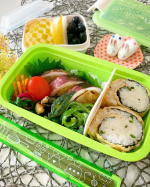 ...#セパレートランチボックス　でいつかの自分用弁当😋..しその実の塩漬けを混ぜたご飯でくるくるお稲荷さんにしました。しその実ご飯とお稲荷さんすごく合います♡&hellip;のInstagram画像