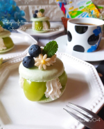 シャインマスカットのマカロンケーキ🌼シャインマスカットが少し残っていたので大きめのマカロンを焼いてマカロンケーキにしました🎶ケーキのお供のコーヒーは @lohaco.jp 様からいただ&hellip;のInstagram画像