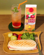 *。パニーニサンドでグッドモーニング😚☀️ご当地スーパーで発売された冷凍パニーニ🥖ハムとチーズを挟んであとはトースターまかせ🔥焼いただけだけど〜サクサクで旨し😋💕.ドリンクは🌱&hellip;のInstagram画像