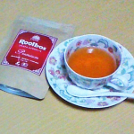 お茶の色、綺麗ですよね！？もはや茶色ではなく「オレンジ色」って言ったほうがしっくりくる澄んだ色。高級茶葉の証でしょうか&hellip;？#タイガールイボスティー #ルイボスティー #プレミアムルイボスティー #&hellip;のInstagram画像