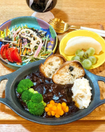 *。🌜おうち晩ごはん🌛・ビーフシチュー・レンコンひじきサラダ・小島梨とナイアガラ・赤ワイン.串カツ材料で残った牛肉を煮込んで🐮シチュー✨赤ワインもいっぱい入れたオトナ味&hellip;のInstagram画像