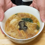 パパが作る☆キンレイ「お水がいらない 五目あんかけラーメン」うちのパパは&hellip;粉ミルクを作って赤ちゃんに飲ませたり離乳食を食べさせたりとイクメンとしてはハイレベルなのですが&hellip;料理ができません(；&acute;Д｀&hellip;のInstagram画像