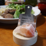 今日の塩#リブソルト見た目はまるで隕石のよう🌟フォトジェニックなこの岩塩スウェーデンの岩塩ブランド「rivsalt」のものです。パキスタンやイラン、インド、オーストリア&hellip;のInstagram画像