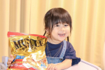 ..じゃーん！ゆいなが持ってるのはマッスルギョーザ だよ✧︎*。インパクトのあるネーミングなんだか惹かれるよねꉂꉂマッスルギョーザはタンパク質1.5倍カロリ&hellip;のInstagram画像