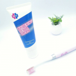 ※口元(歯)アップ注意※.1本9役でお口の悩みをケアしてくれる薬用重曹入り歯磨き粉。ホワイトニングだけでなく、口臭、虫歯、歯槽膿漏などの予防にも効果があるそう🙋.ジェルっぽいテクス&hellip;のInstagram画像