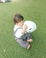 ..初めて芝生のある公園に👶..@ides_official さんのヘルメットを念入りにチェックし(笑)装着✨..８歩でドテーン❗️10歩でドテーン❗️泣かずに歩いたり&hellip;のInstagram画像