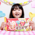 マルハニチロのミニピザ&くまちゃん占い えびとチーズのグラタンを食べてみました&hearts;.ミニピザには1袋に牛乳1.5本分のカルシウムが配合されています(*^^*).ミニピザは4枚入り、グラタ&hellip;のInstagram画像