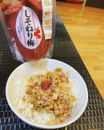 私がだーい好きな梅干し。小さい頃からおばあちゃんの漬けてくれる梅干しが大好きでした。すごく酸っぱくて塩味が効いてるのが好き☺️このねり梅はそんな私の好みにぴったりのお味でした。今日は納&hellip;のInstagram画像