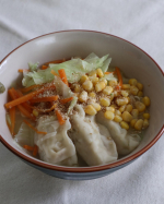 ﻿先日紹介した『マッスルギョーザ』﻿お手軽昼ごはんにちょい足しで頂きました🤏﻿﻿たまぁ〜に食べたくなる塩ラーメンで🍜﻿﻿﻿材料﻿インスタント塩ラーメン・・・1袋﻿&hellip;のInstagram画像