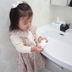 *おてて ふきふき ˎˊ˗*ﾟ*自分で洗って自分で拭けるよ ♡最近はタオルではなくこちらで *॰&uml;̮* 使い捨てnon paper towel ｡･ﾟ 薄手タイプだけどおし&hellip;のInstagram画像