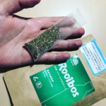 タイガーさんの生葉ルイボスティーお試ししました✨500ml用のもので夜水を入れたボトルと一緒に入れておくと翌朝には出来ていて楽チン♪ルイボスっておいしいけど10分以上煮出ししなきゃおいしくでき&hellip;のInstagram画像