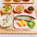 ✩࿐⋆*𝕋𝕠𝕕𝕒𝕪'𝕤 𝕕𝕚𝕟𝕟𝕖𝕣 ☽⋆゜︙｡.୨୧⌒⌒⌒⌒⌒⌒⌒⌒⌒⌒⌒୨୧.｡❁さつまいもごはん❁さんまの塩焼き❁かにかまとねぎの出汁巻き❁大根の鶏そぼろ煮❁小松&hellip;のInstagram画像