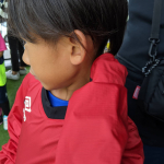 昨日長男が次男のクーバーを見に行ったのは、長男が好きだったコーチの方が辞めると聞いたので挨拶をする為でもありました⚽　少し話して写真を撮らせてもらいました(^^)　長男と次男は性格が違いま&hellip;のInstagram画像