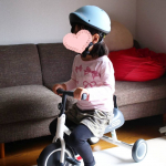 *1歳半の息子に子供用ヘルメットのキャッピープチを与えて2週間、ときどき自分でかぶることもあるのですが、あご紐をきつくとめられるのが嫌なようで定着とはなりませんでした&hellip;😭もともと帽子嫌いな&hellip;のInstagram画像