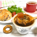 .「野菜をMOTTO」でお馴染みの、モンマルシェさんの新商品。大人気のレンジカップシリーズより&hellip;。「北海道産レッドビーツと根菜ごろごろ 濃厚ボルシチ」をいただいてみました。.パッケ&hellip;のInstagram画像