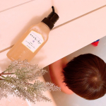 上からのアングル📷.使いはじめて1週間♡この香り好き❀.そして全身使えて泡切れがいいのに髪もキシキシしないし最高◎.見た目もシンプルでバスルームのインテリアに&hellip;のInstagram画像