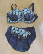 最近のヒットです！「グラマジョブラジャー・ショーツセット　フラワークラシック（脇スッキリタイプ）」なんですが、本当につけ心地がいいですグラマーだと胸の重さにブラのホールド力が負けちゃったり&hellip;のInstagram画像