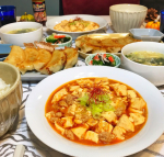 こんにちは😊昨日は🌶四川風麻婆豆腐🥟もちもち手作り餃子（冷凍）🥚タマゴスープ🥒ワカメと胡瓜とカニカマの酢の物でした✨麻婆豆腐はアサムラサキ 麻婆の素を使いま&hellip;のInstagram画像