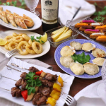 ジョージアワインで乾杯ごはん富士貿易様からいただいたジョージアワイン「ルカツィテリ」で乾杯ごはんにしました。ワイン発祥の国で８０００年以上も昔からワイン造りが行われているジョージア産の&hellip;のInstagram画像