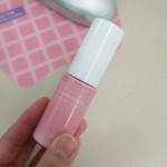 2層の美容液をフリフリ混ぜるとかわいいピンク色🌸手肌のエイジングケア✨TBCハンドセラム🌸うるおってべたつかないから、すぐに作業OK🙆🏻今週からオフィス用にしました👍&hellip;のInstagram画像