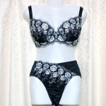 ニッセンのグラマジョブラジャー&ショーツセット フラワークラシック(脇スッキリタイプ)をお試ししました&hearts;.存在感のある刺繍レースがブラにもショーツにも施されていてエレガントな大人可愛いデザイン&hellip;のInstagram画像