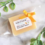 こちらは潤いながら毛穴汚れやメイクが落とせる無添加手作り洗顔石鹸クイーン オブ ソープさんの「ラベンダーハニー」です。スイートアーモンドオイルやココナッツオイル、有機栽培のホホバオイルやラベン&hellip;のInstagram画像