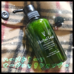 .＼赤ちゃんも使えるオーガニックシャンプー&hearts;/今回は【ハーバルリーフ オーガニックシャンプー】をお試しさせていただきました😊💕こちらはなんと美容のプロと共同開発された特別なオーガニ&hellip;のInstagram画像