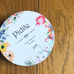 今回はpdcのフェイスパウダーを使用しました。マスクをつけることが多いのでファンデーションだけだとマスク移りがすごく気になっていました。つけた瞬間からさらさらします。パフが形の長い&hellip;のInstagram画像