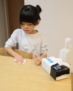 【お手伝い】﻿﻿食後にテーブルを拭くのは最後に食べ終わった人。﻿﻿が、我が家のルールです！﻿﻿コロナが流行してから、台拭きを辞めてペーパータオルに変えました。﻿﻿薄ーい&hellip;のInstagram画像