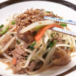 今夜はプルコギ。これで作ったらすごーく簡単だし私がイチから作るより美味しかった笑ジップバッグにタレ入ってるからそこに肉入れて揉んだら冷凍、食べたい時は冷凍のまま炒めるだけって便利すぎ。冷凍のまま&hellip;のInstagram画像