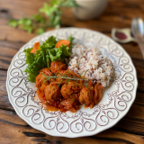 「ミートボールのトマト煮とサラダを添えたワンプレートランチ」の画像（2枚目）