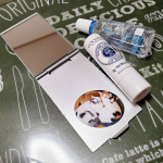 必ず持ち歩く物。スノーボードの時だって必ずポッケに‼️その中のミラーに　お気に入りの「うちの子シール」を💟#みんなのシール #ステッカー #オリジナルシール #オリジナルステッカー&hellip;のInstagram画像