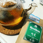 【モニター】タイガーさんの生葉ルイボスティーを試させていただきました。ルイボスティーはノンカフェインで安心なので妊娠期から授乳が終わった今でもよく飲んでいます！これまでスーパーのものやLUPICI&hellip;のInstagram画像