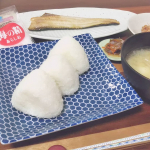 朝ごはんに塩むすび、究極にシンプルな幸せの味だと思う。気に入ったお米と伝統的な海塩。お塩をちゃんと選ぶと本当に美味しくてご馳走になるんだって改めて実感。塩だけ舐めてみたら当然塩辛いのに不思議と攻&hellip;のInstagram画像