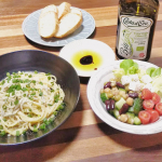無濾過の美味しい有機オリーブオイルが手に入ったからたっぷり使っておうちランチ。加熱したくないから茹でたパスタにオイル醤油しらす和えて葱チーズトッピングしただけのやつ、サラダにオイルビネガー塩胡椒、&hellip;のInstagram画像