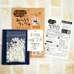 みつろうラップ&hearts;オーガニックコットンのみつろうラップを作りました。クッキングシートを敷いて、布地の上にみつろうを広げます。クッキングシートをかぶせて、アイロンでみつろうを溶かしながら、&hellip;のInstagram画像